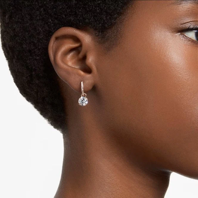 Stilla Drop Earrings with Round-Cut White Crystal in Rose Gold - Image 4